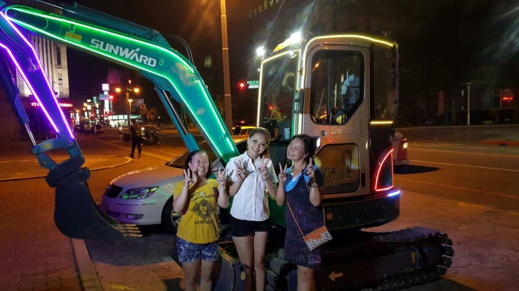 嘉義市长大赞不朽情缘智能挖掘机环台义举