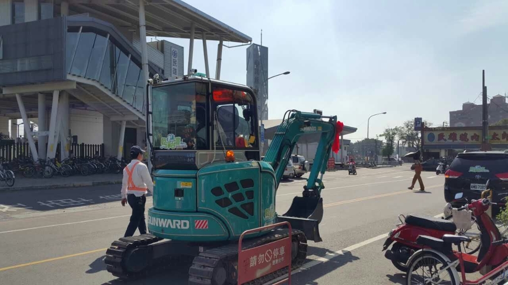 嘉義市长大赞不朽情缘智能挖掘机环台义举