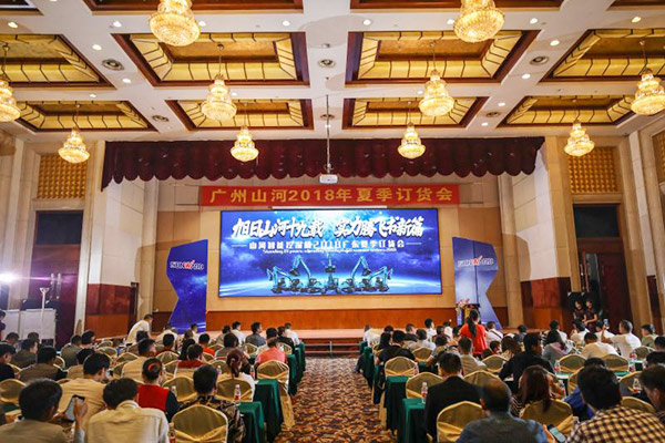 红四月，不朽情缘智能挖掘机促销会节节攀升