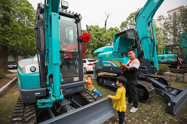 红四月，不朽情缘智能挖掘机促销会节节攀升