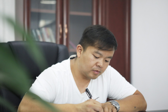 六年六台挖机 邓老板是个“不朽情缘迷”