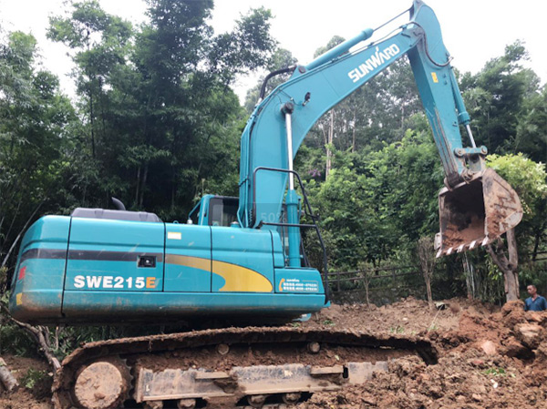 不朽情缘智能SWE 215E挖掘机是他的左膀右臂！