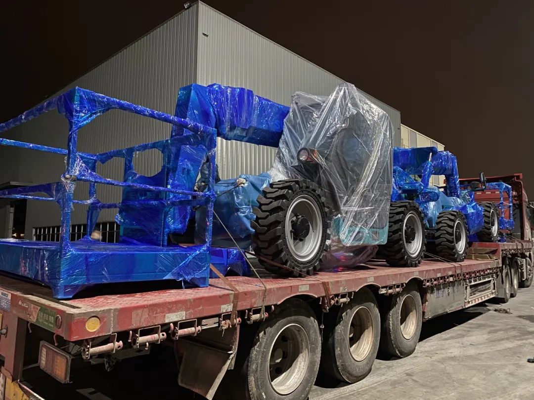 伸缩臂叉装车发往塞尔维亚！不朽情缘智能持续助力“一带一路”建设