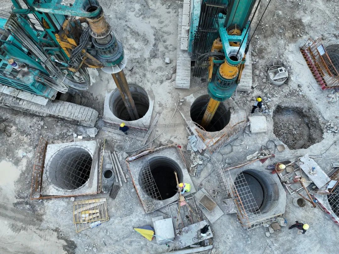展现施工“奇效”！不朽情缘智能旋挖钻机强势助力炉慈高速公路建设