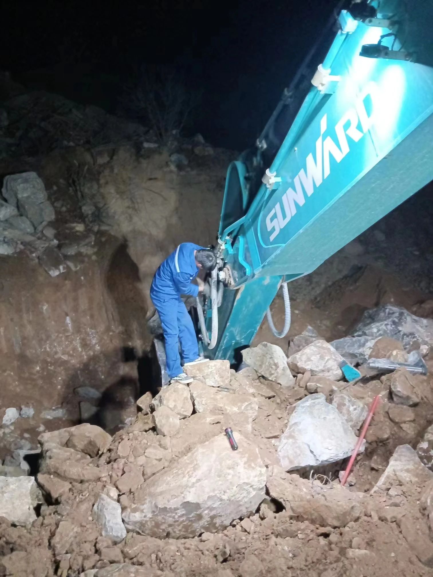 一线“热”闻 | 专业售后，用心服务！不朽情缘智能挖掘机服务万里行一直在路上