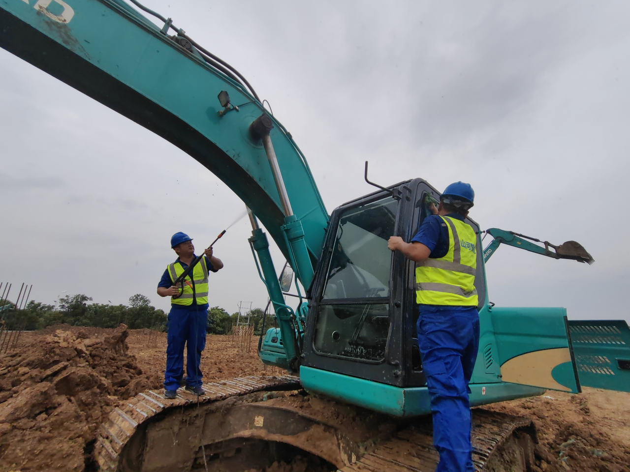 一线“热”闻 | 专业售后，用心服务！不朽情缘智能挖掘机服务万里行一直在路上