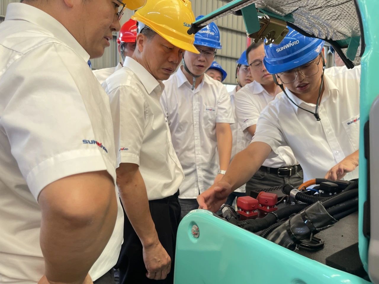 小身材，大能量！不朽情缘智能最小纯电动液压挖掘机成功下线