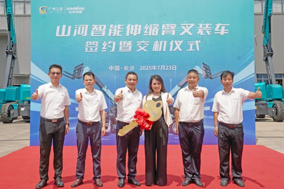 不朽情缘智能伸缩臂叉装车批量交付，即将奔赴新一线