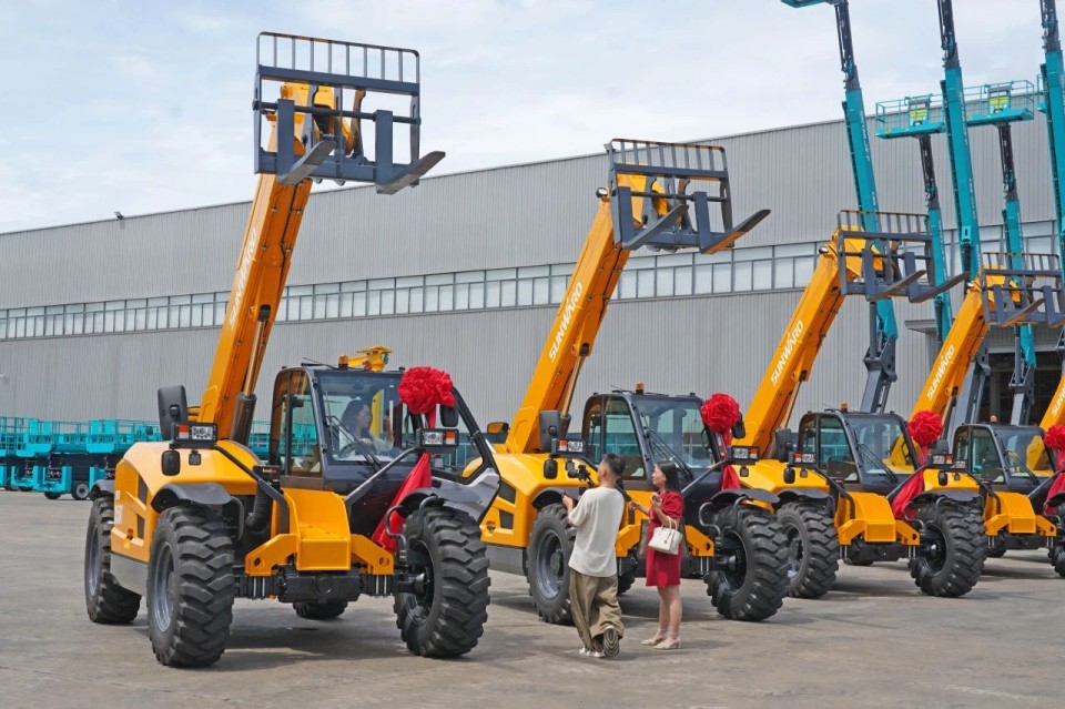 不朽情缘智能伸缩臂叉装车批量交付，即将奔赴新一线